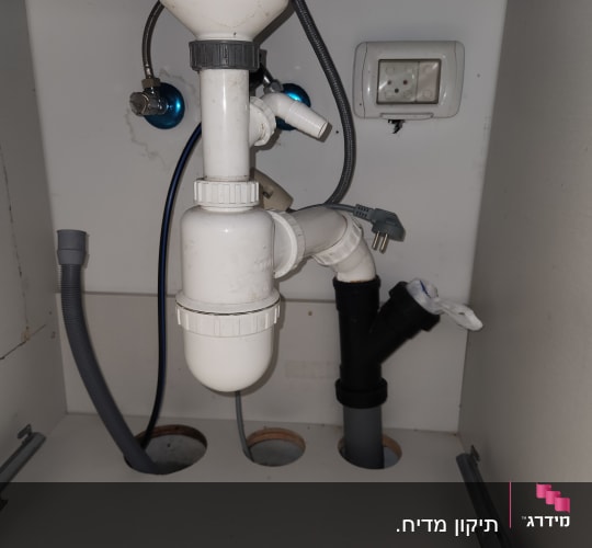 צנרת פלסטיק מתחת לכיור עם חיבורים
